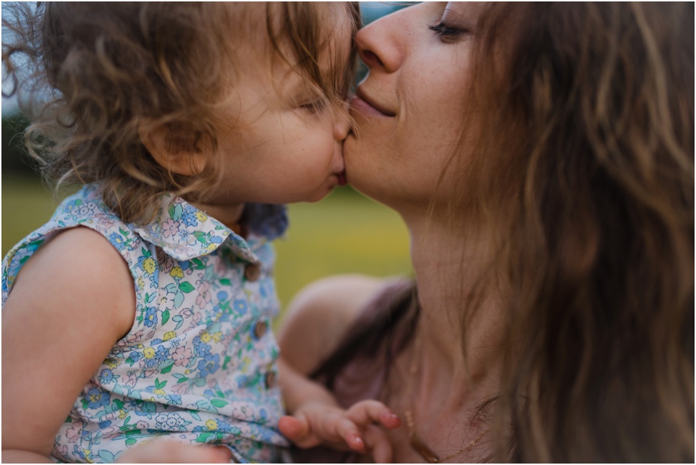 daughter kissing her momma | jacksonville children photographer