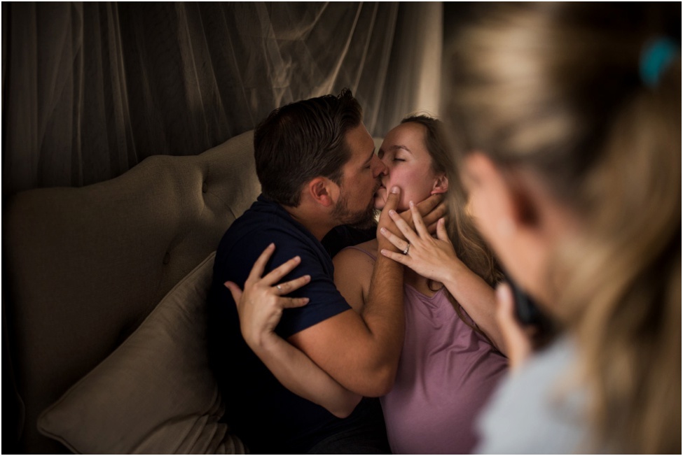 parents kissing | jacksonville family photographer