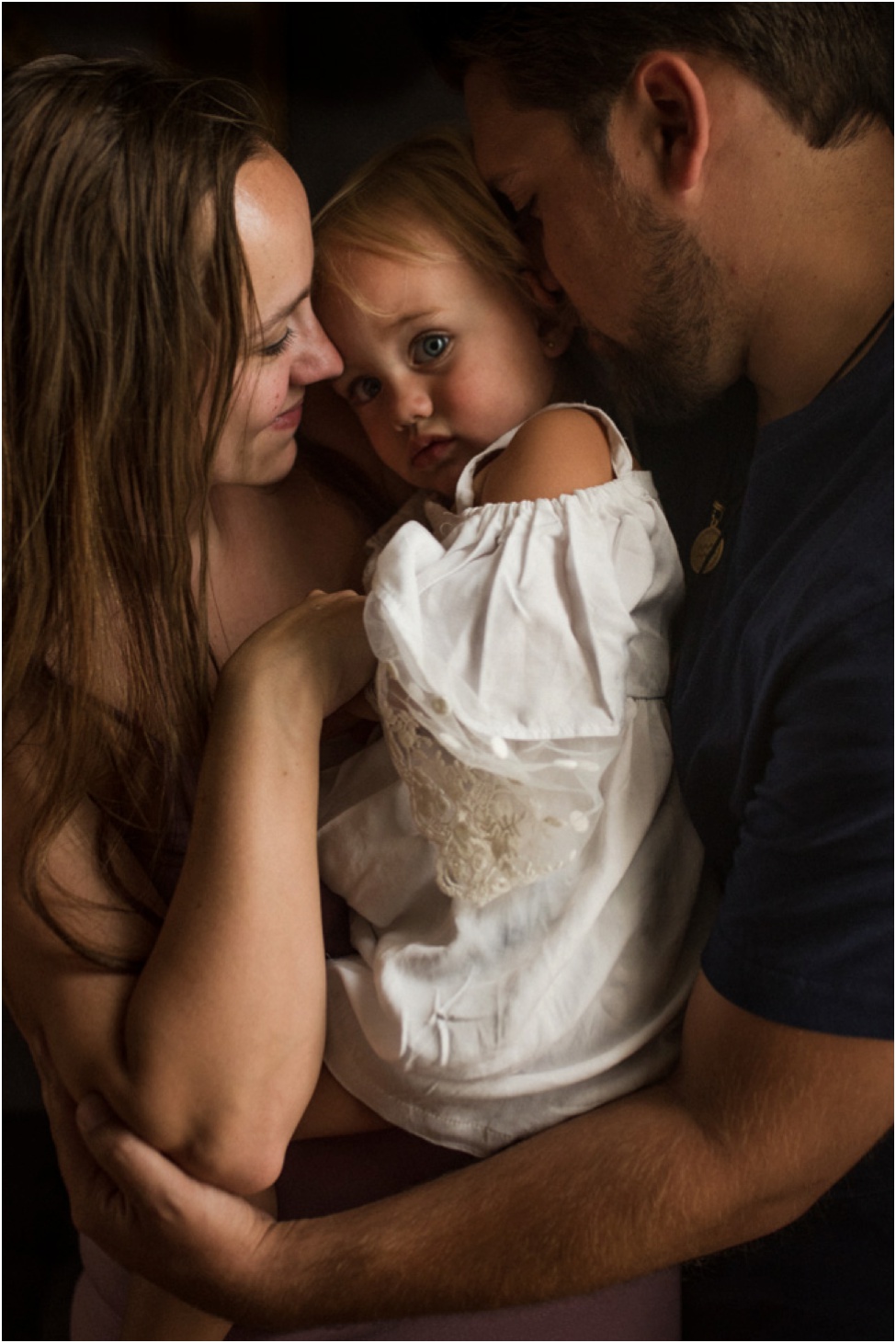 parents hugging their toddler | jacksonville photographer