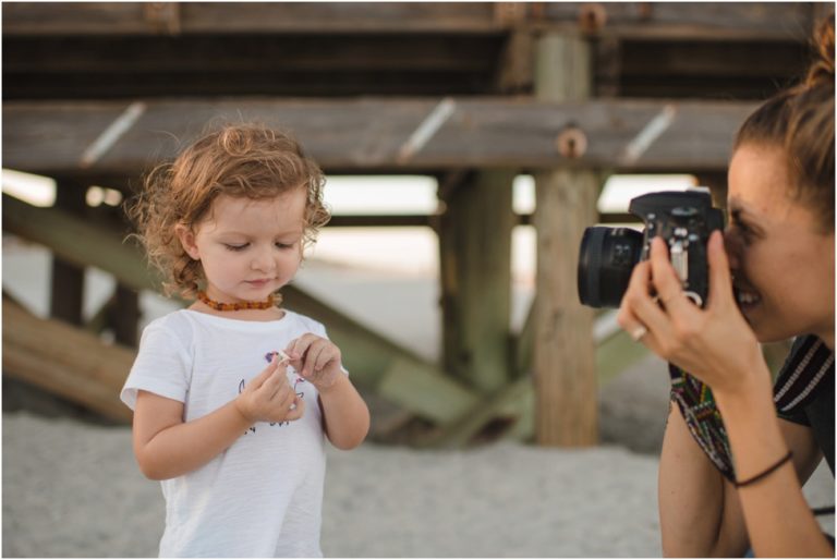 Mentoring session with Jacksonville photographer. Children and family photography. Photo education. Emotive beach session.