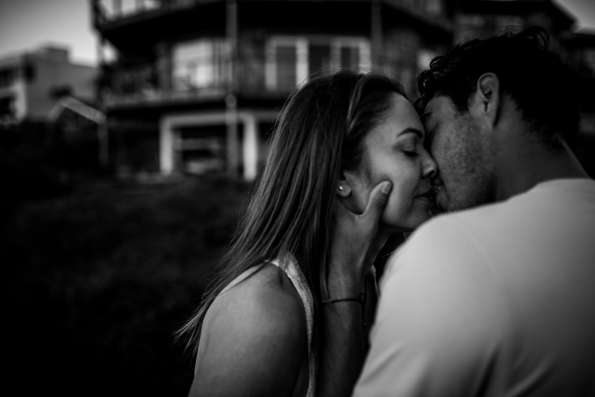 close up of couple kissing in a jacksonville couples photoshoot